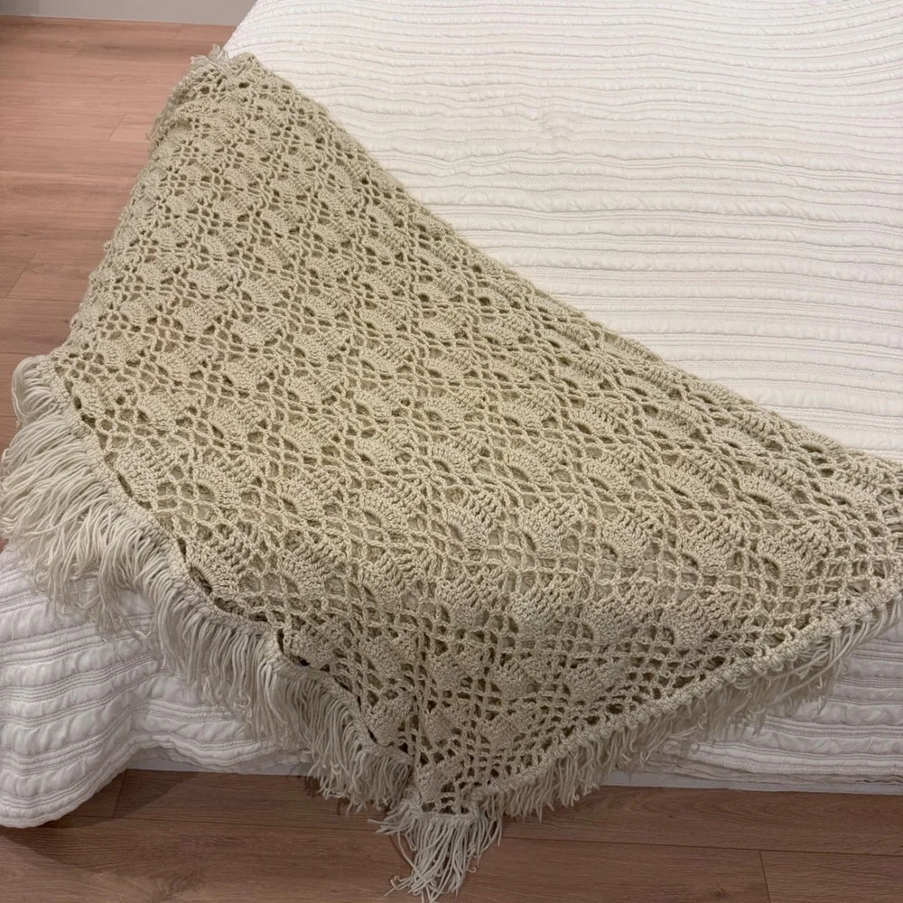 Vintage Handmade Crochet Throw Blanket Beige Boho Shell Stitch Fringe 66x56